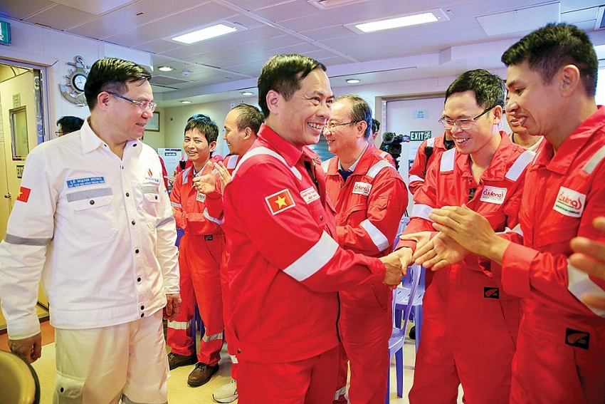 Phó Thủ tướng Bùi Thanh Sơn thăm hỏi cán bộ, người lao động trên giàn